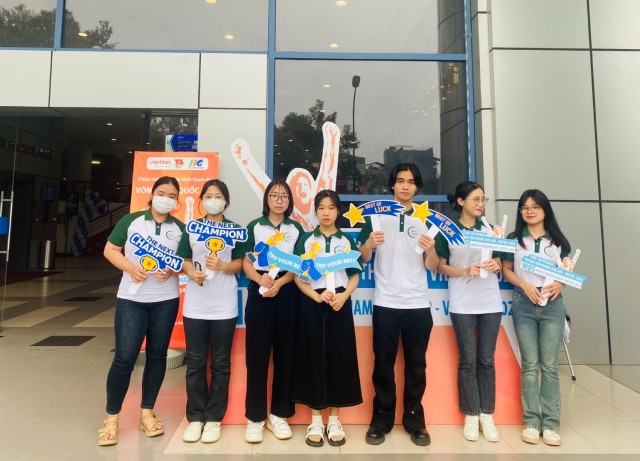 Hai sinh viên khoa Cơ điện và Công nghệ thực phẩm cùng đoàn dự thi của trường Đại học Nông – Lâm Bắc Giang tham gia cuộc thi vô địch tin học văn phòng thế giới MOSWC 2024